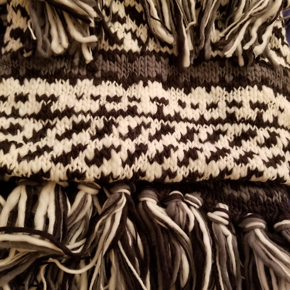 Nwot-Women's Winter wrap/shawl - Picture 3 of 6